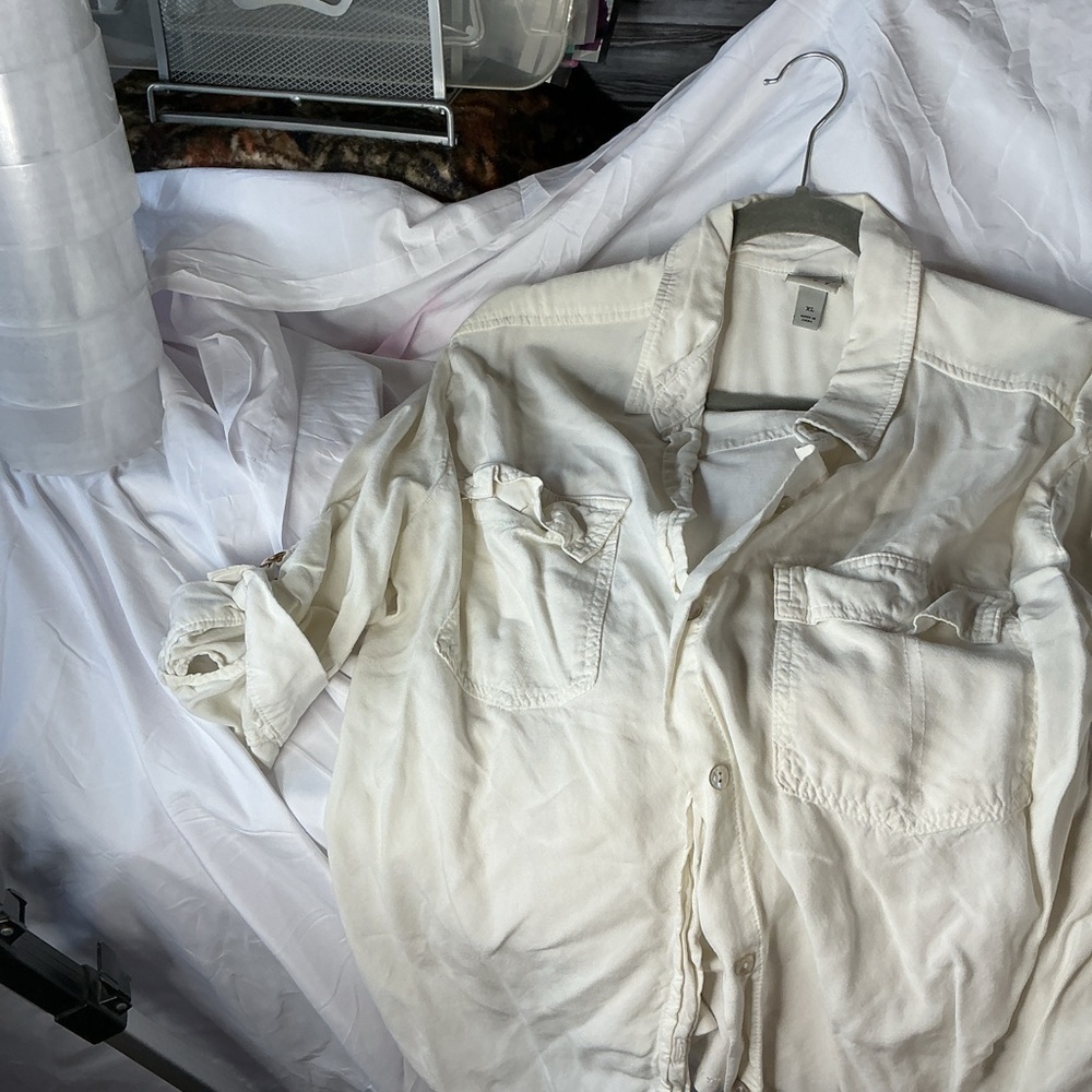 Elegant Cream Button-Up Shirt - Picture 3 of 7